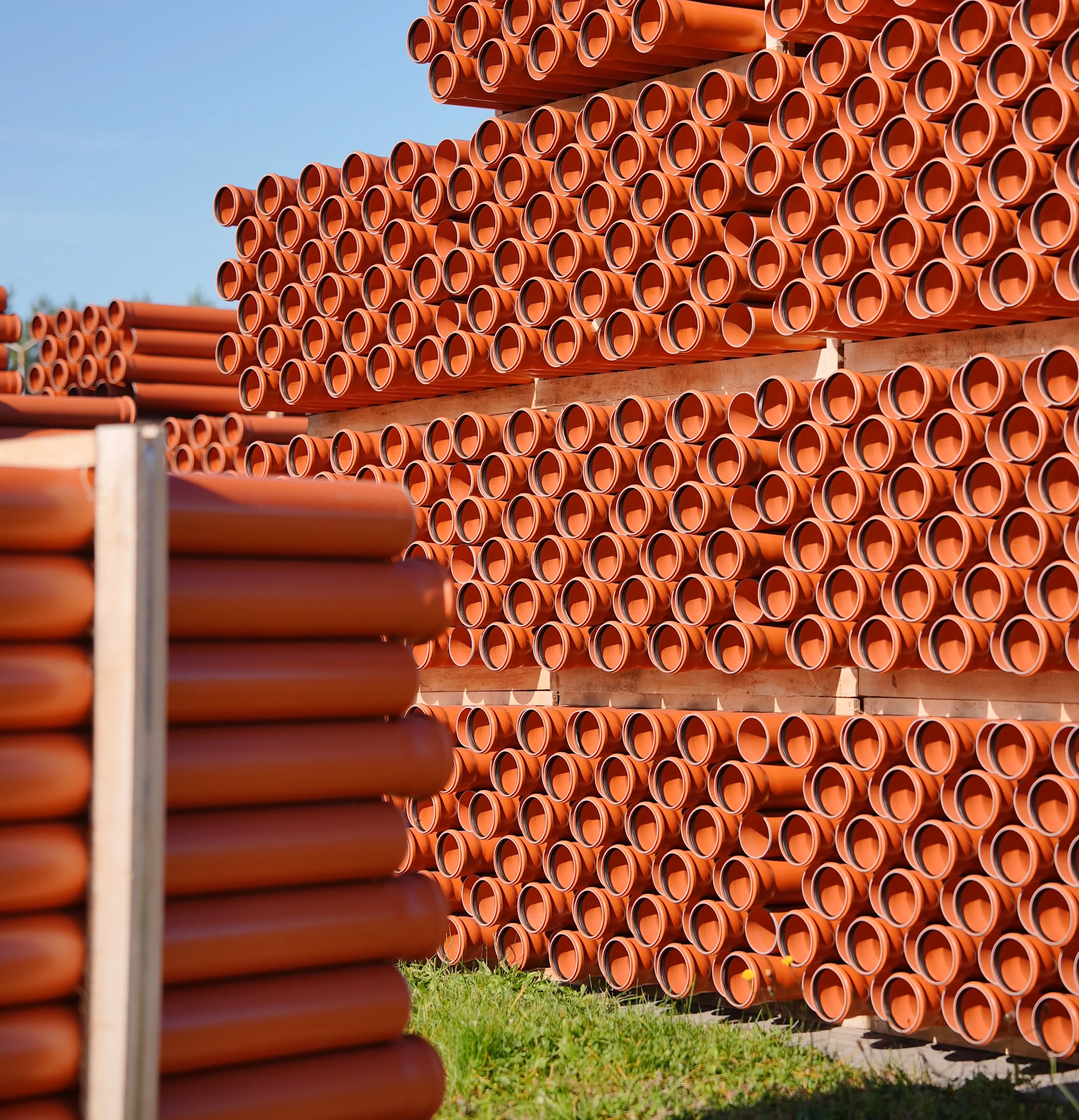 Stos rur PCW kanalizacji zewnętrznej Drewplast, prezentujący wysokiej jakości produkt do niezawodnych rozwiązań kanalizacyjnych.