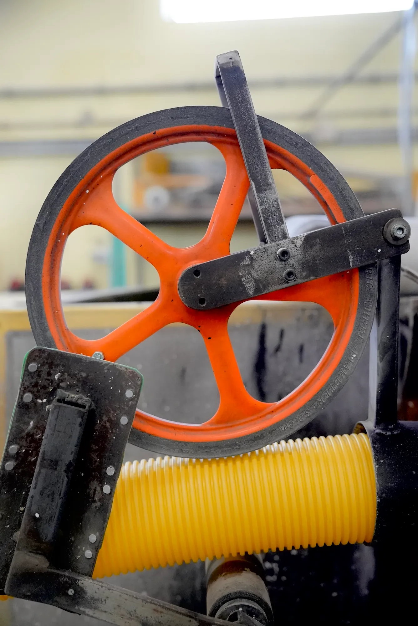 Rury drenarskie Drewplast w kolorze żółtym.