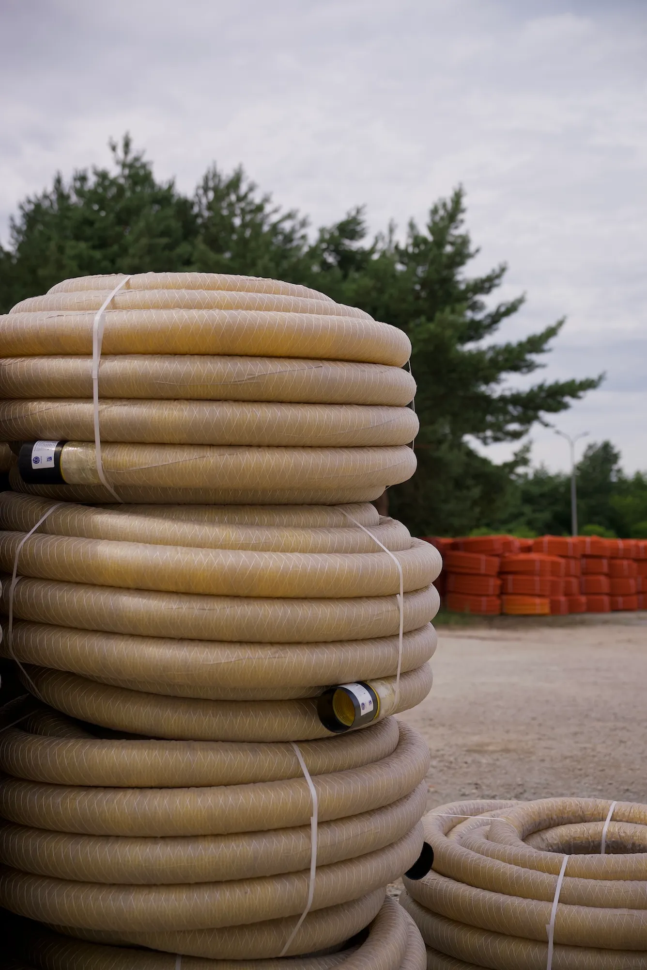 Rury drenarskie Drewplast w kolorze żółtym z otuliną.