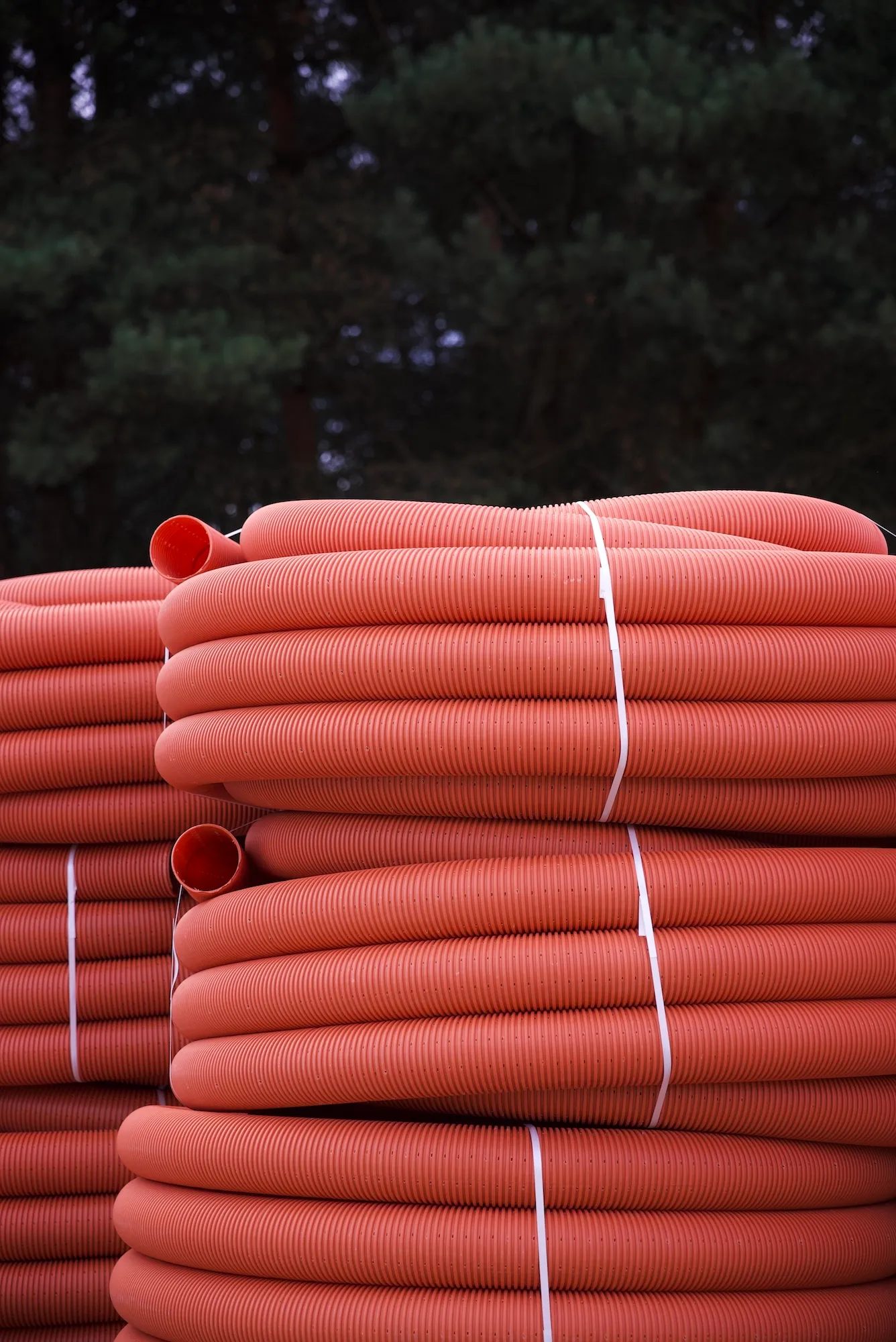 Rury drenarskie Drewplast w kolorze ceglanym.