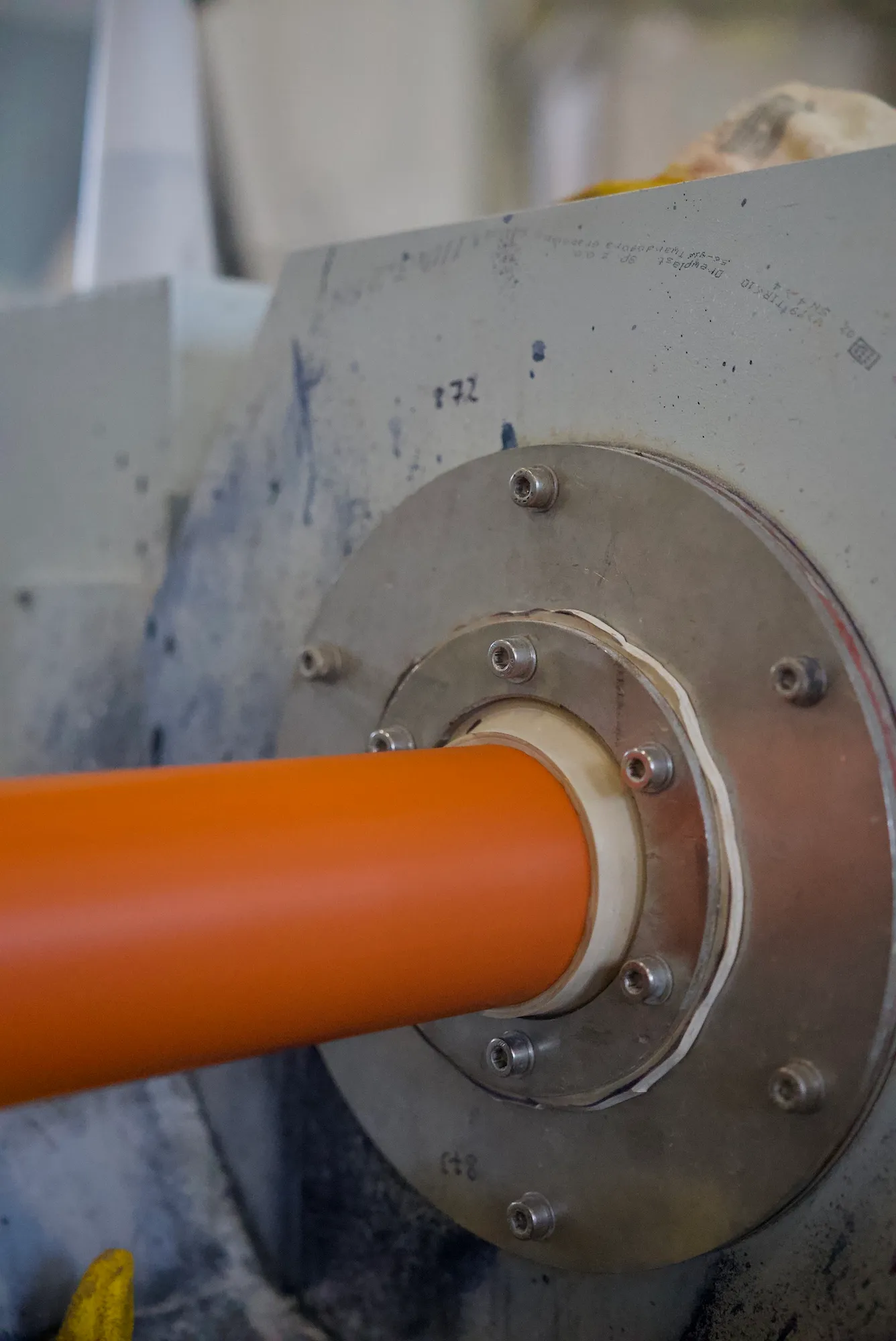 Tuleje Drewplast w kolorze pomarańczowym.