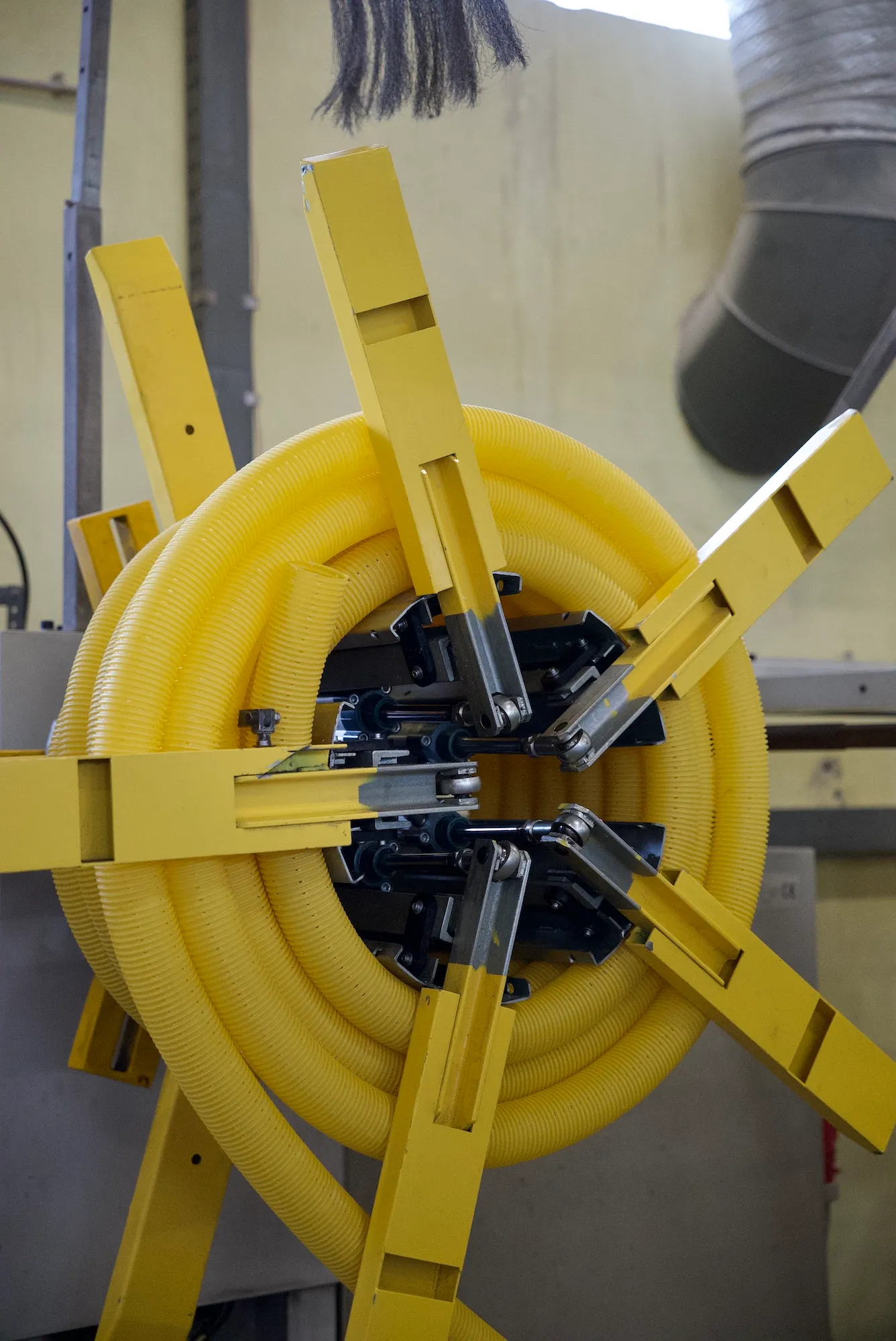 Rury drenarskie Drewplast w kolorze żółtym.