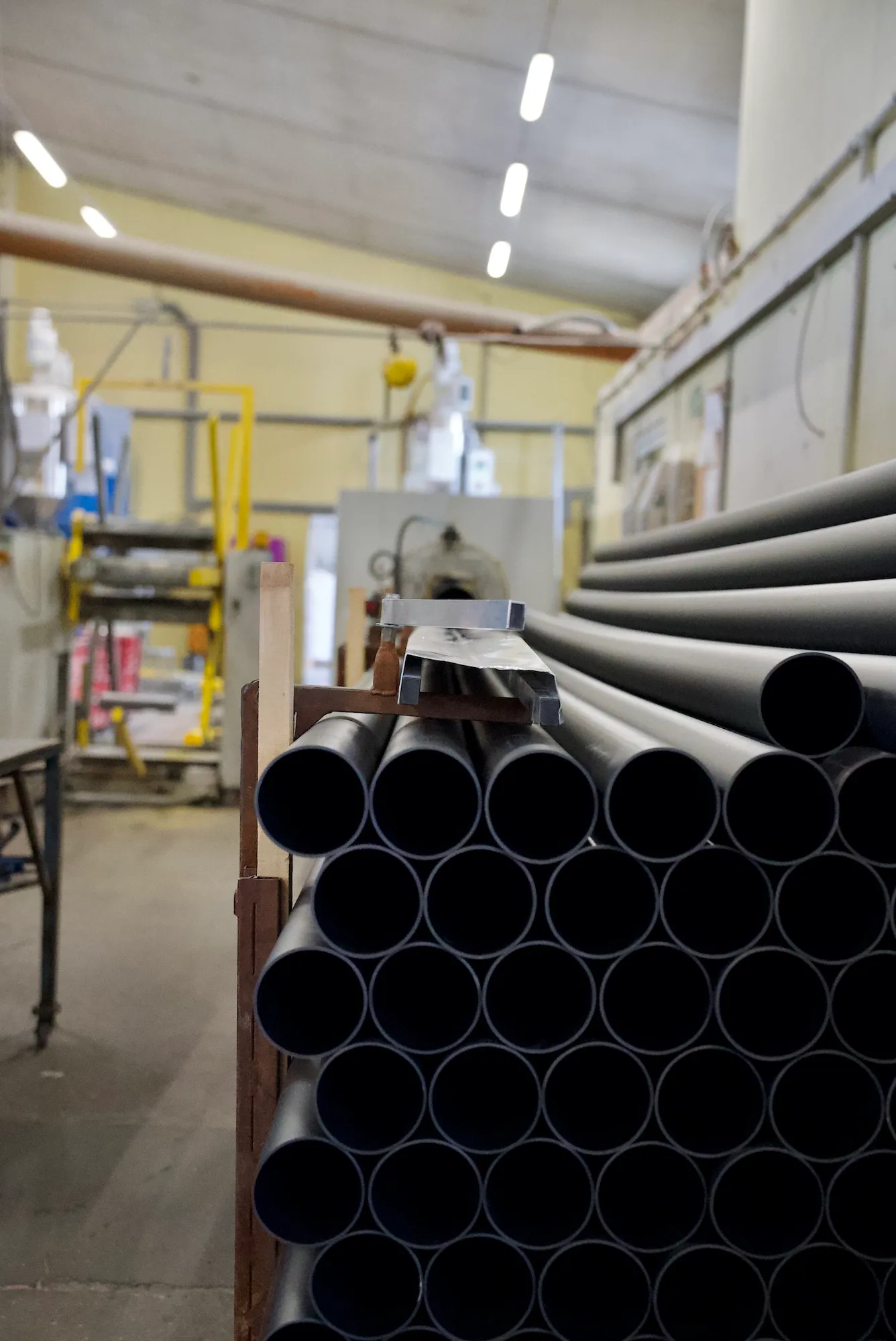 Tuleje Drewplast w kolorze czarnym.