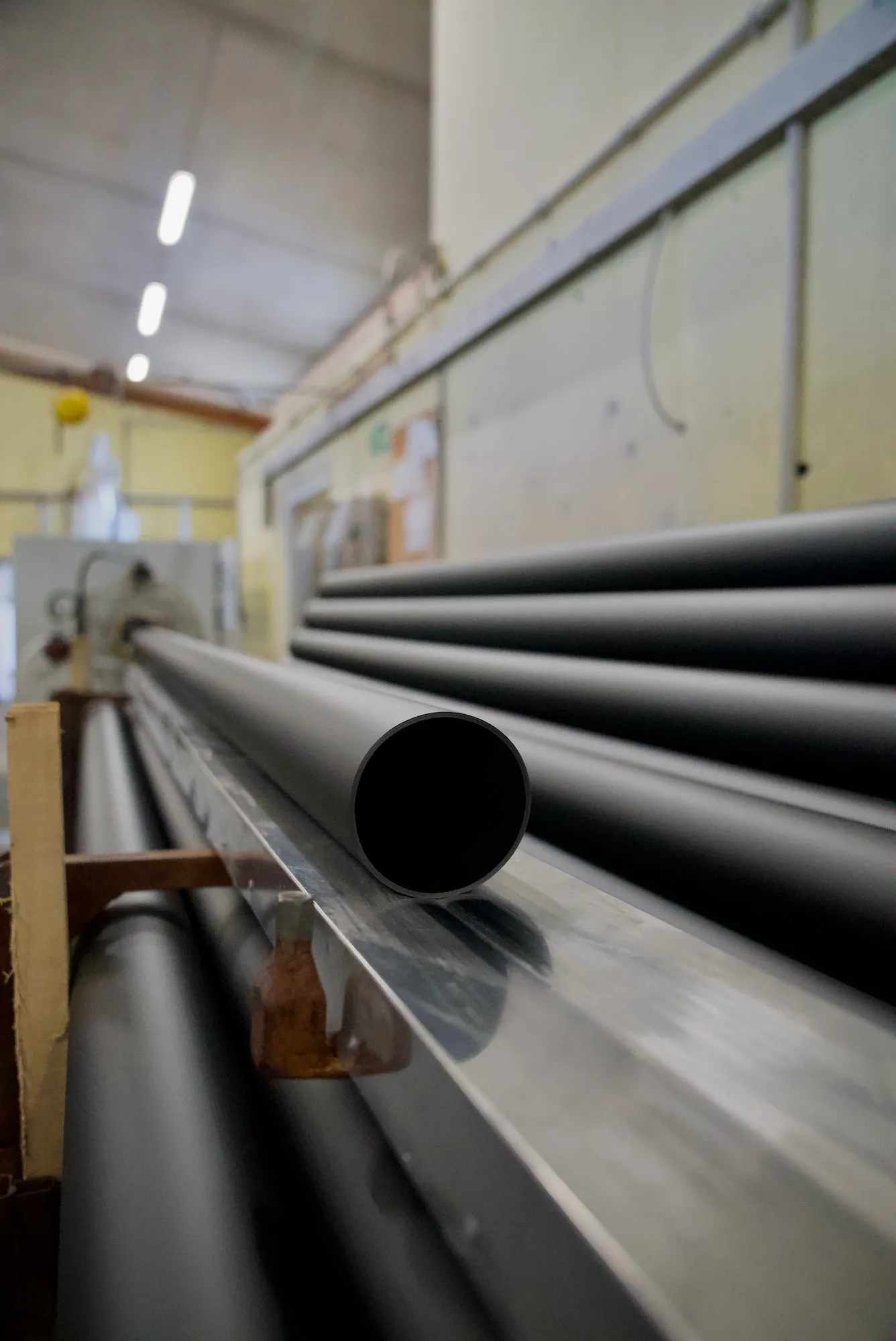 Tuleje Drewplast w kolorze czarnym.