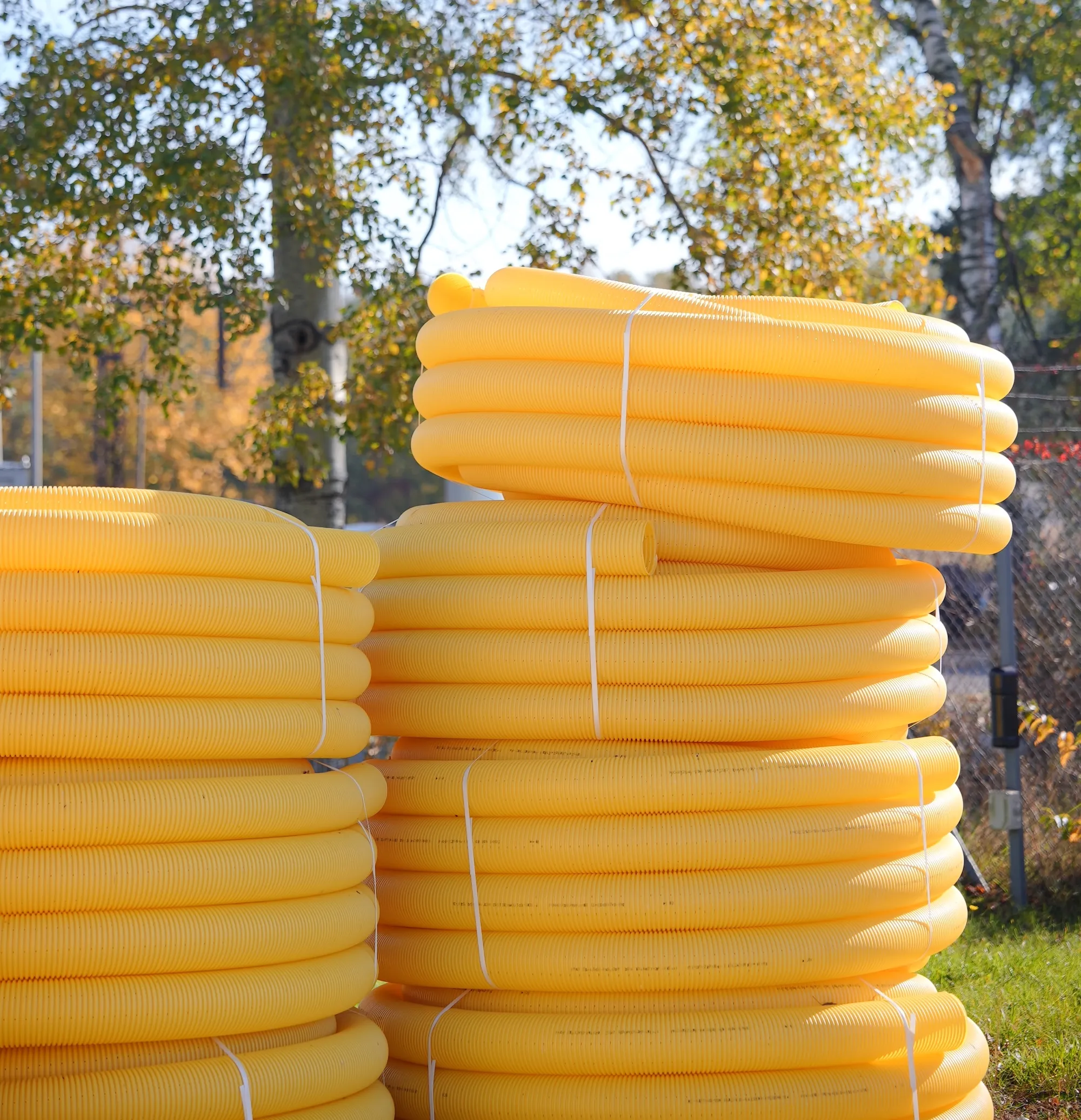 Rury drenarskie Drewplast w kolorze żółtym.