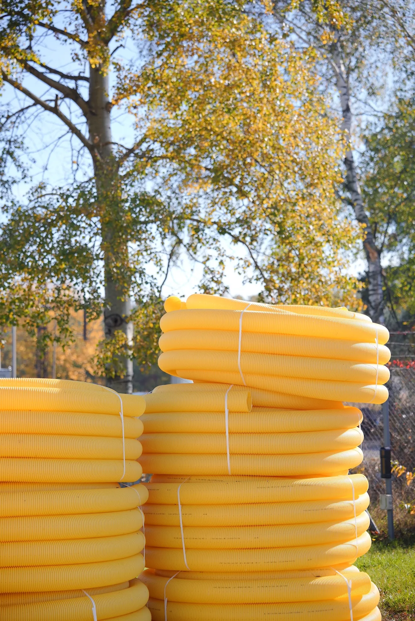 Rury drenarskie Drewplast w kolorze żółtym.