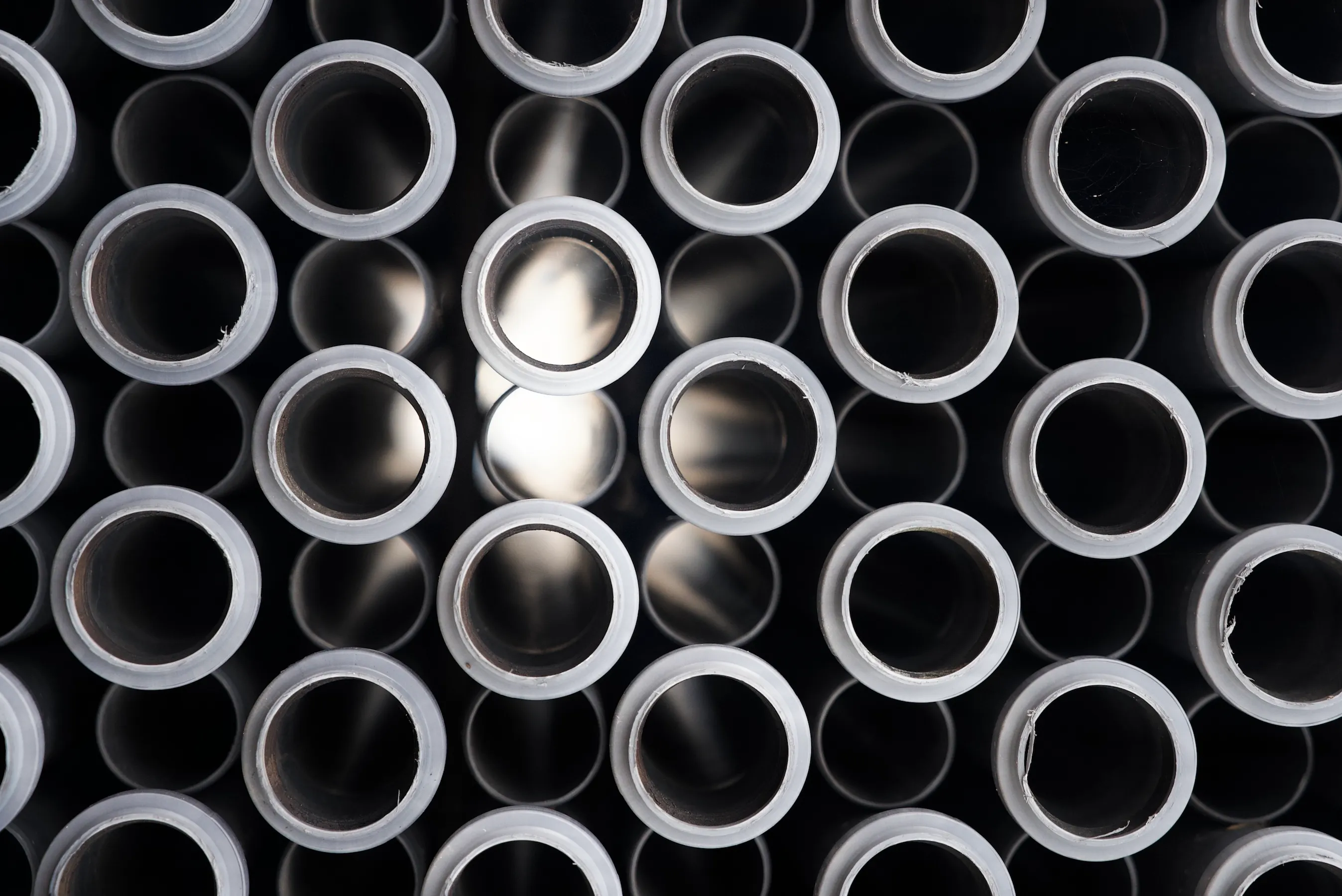 Szare rury kanalizacji wewnętrznej od strony kielicha.