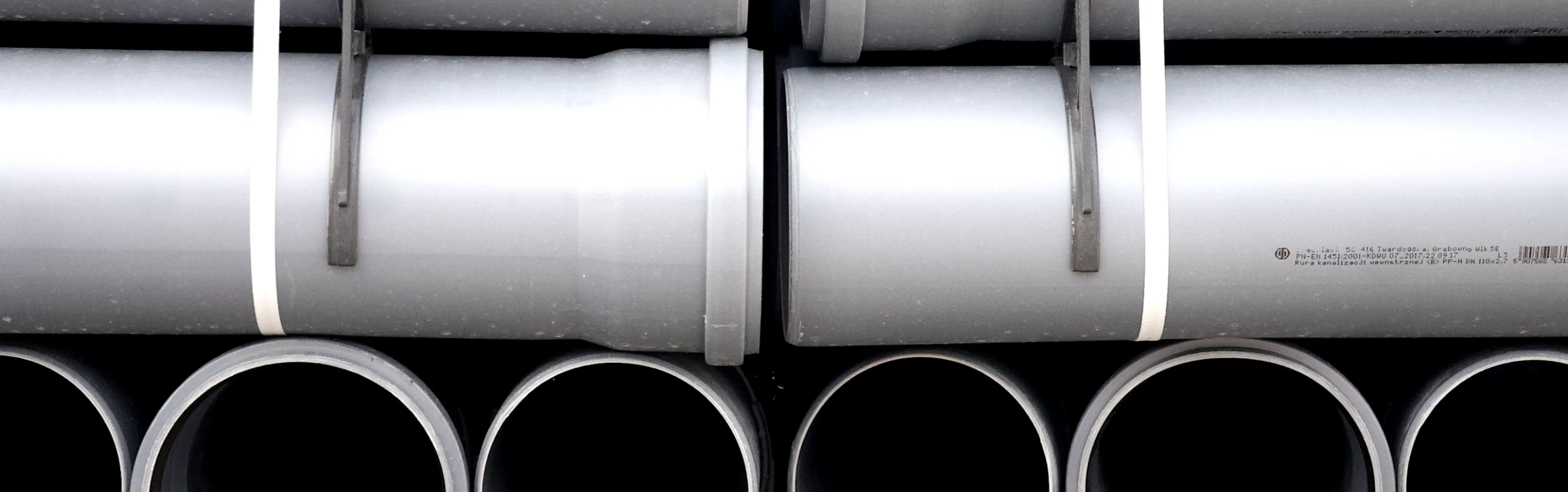 Szare rury kanalizacji wewnętrznej z polipropylenu