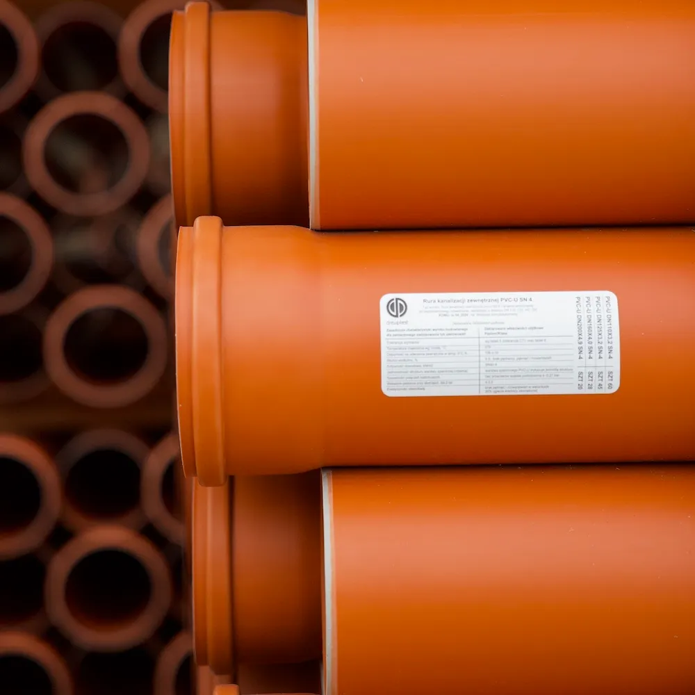 Zbliżenie na rury PCW kanalizacji zewnętrznej Drewplast z etykietą produktu, prezentujące wysokiej jakości produkt.