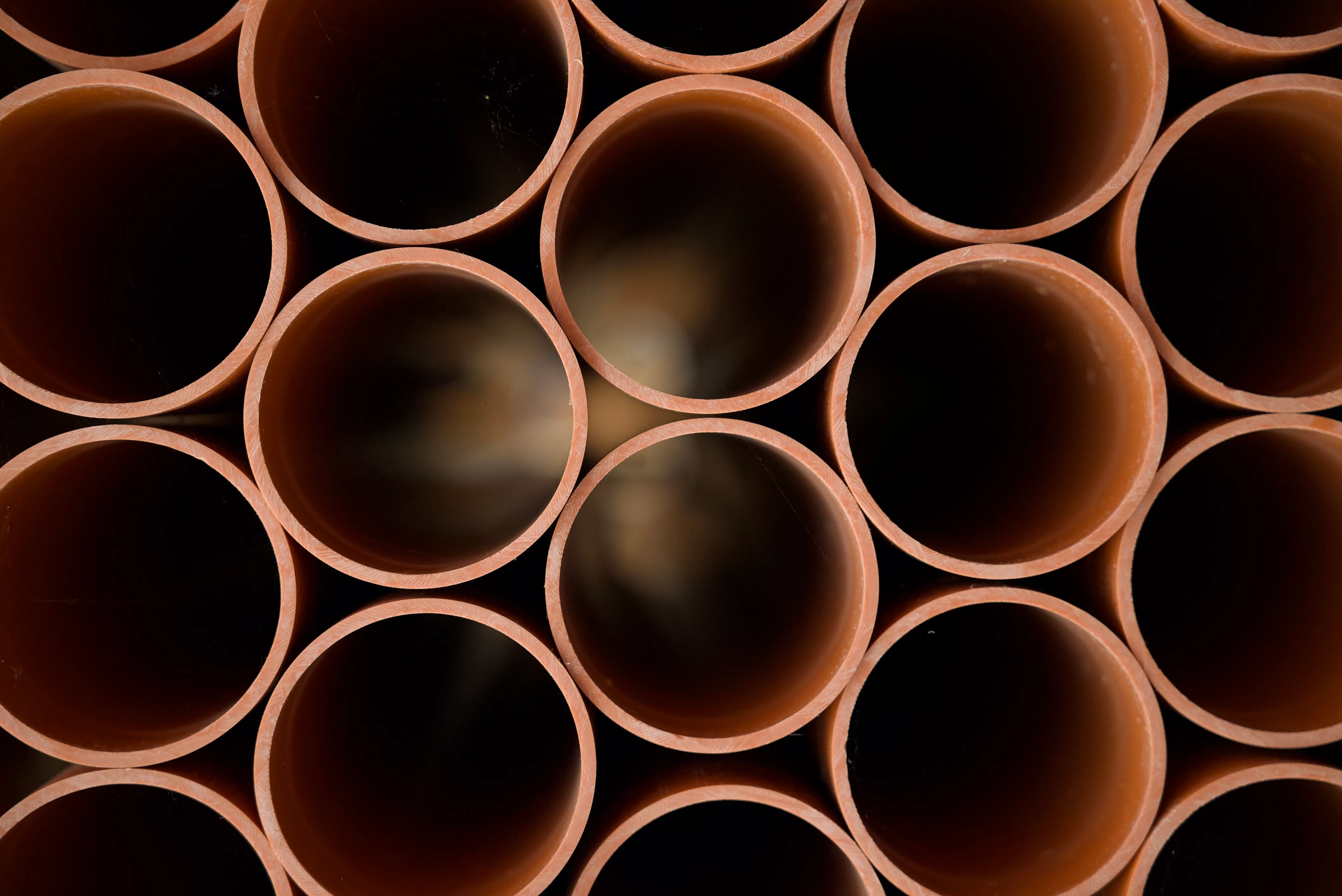 Zbliżenie ułożonych tulei Drewplast podkreślające wysokiej jakości materiał i wysoki standard produkcyjny.